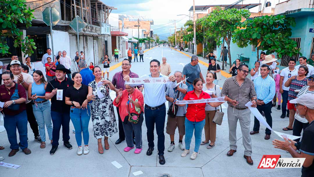 Héctor Santana entrega obra de pavimentación en concreto hidráulico en Valle Dorado