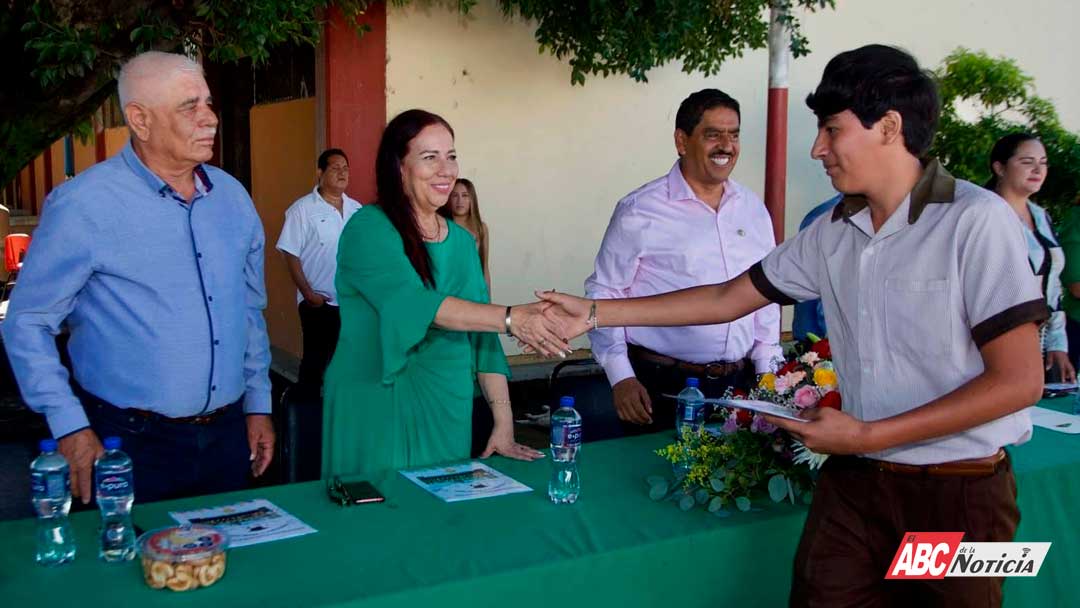 Impulsa Anabel Guerrero la educación en Xalisco con presencia en graduación de la Técnica 12