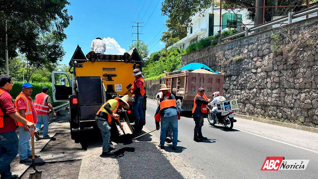 Refuerza gobierno del estado, la seguridad vial en el Libramiento de Tepic con limpieza y bacheo intensivo