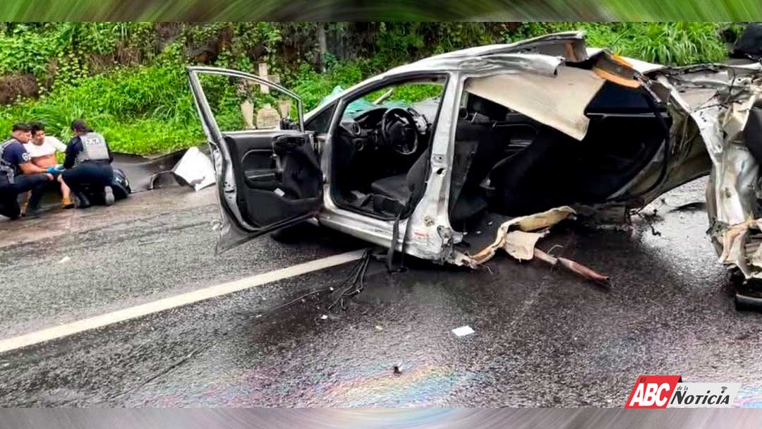 Se parte en dos vehículo tras fuerte accidente en la autopista Tepic–Mazatlán; conductor sobrevive de milagro