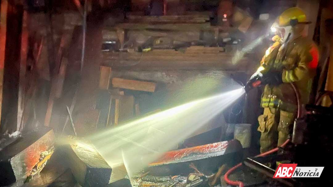 Sofocan Bomberos de Nayarit incendio de negocio en Compostela