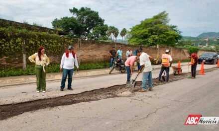 Atienden calles dañadas por lluvias con trabajos de bacheo en Xalisco