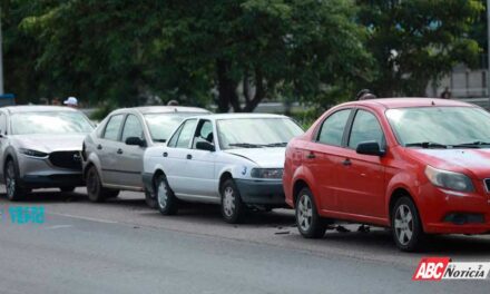 Carambola de siete vehículos en el Libramiento de Tepic; sin lesionados