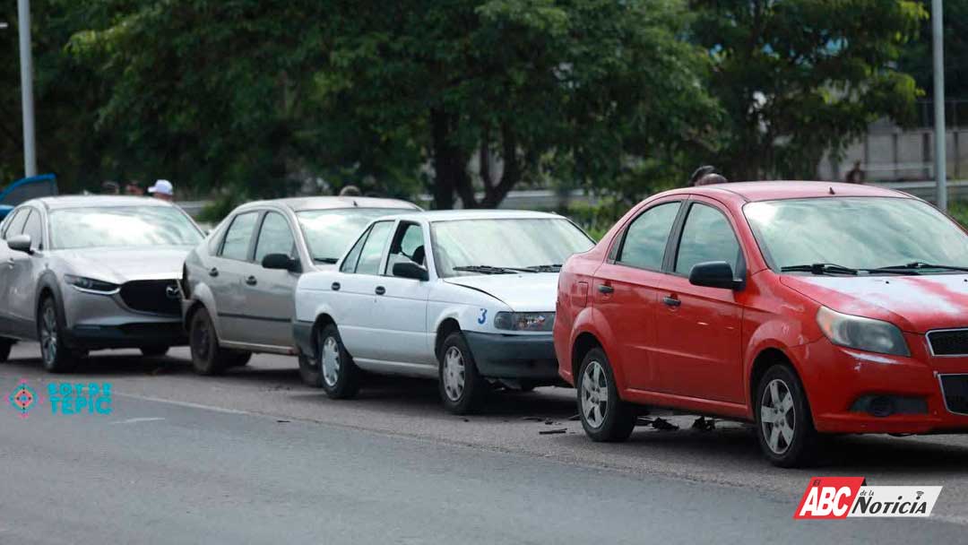 Carambola de siete vehículos en el Libramiento de Tepic; sin lesionados