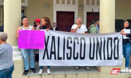 Ciudadanos bloquean acceso al Ayuntamiento de Xalisco; exigen desafuero de la alcaldesa Anabel Guerrero