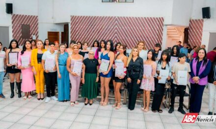 Entrega Beatriz Estrada 25 actas de nacimiento rectificadas por reconocimiento de identidad de género