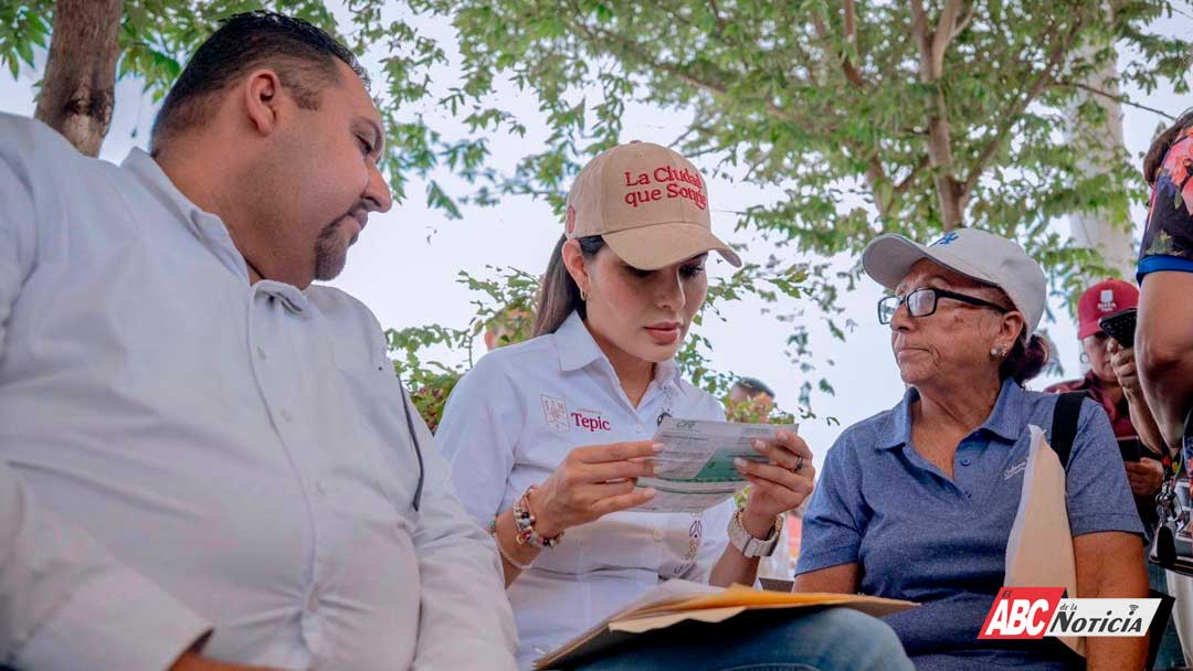 Geraldine Ponce escucha y responde a vecinos de la colonia Chapultepec