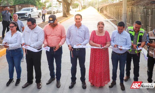 Héctor Santana entrega la Avenida Playa Los Picos en Bucerías
