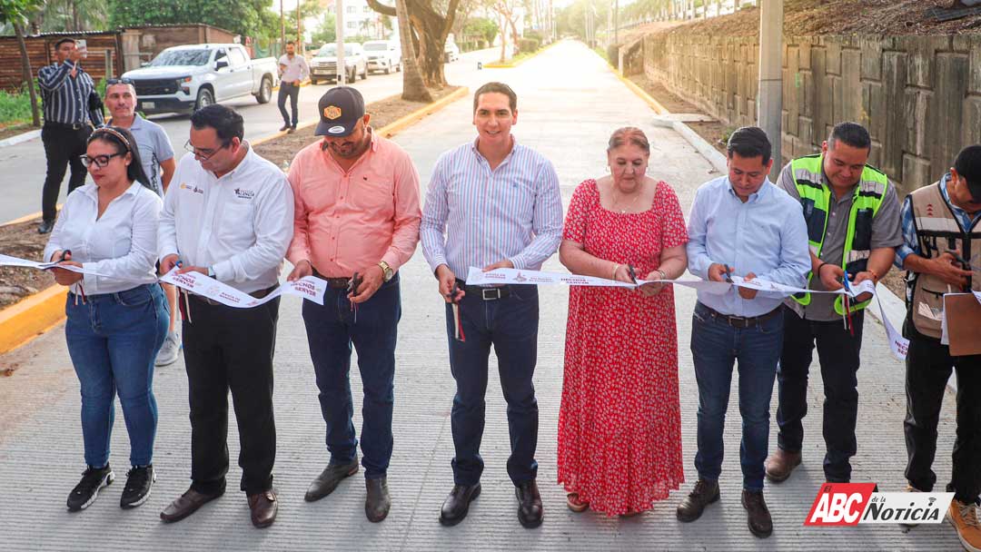 Héctor Santana entrega la Avenida Playa Los Picos en Bucerías