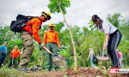 Participa Geraldine en limpieza del Río Mololoa