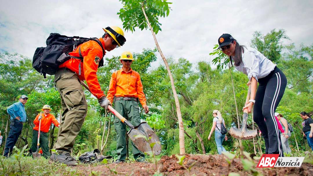 Participa Geraldine en limpieza del Río Mololoa