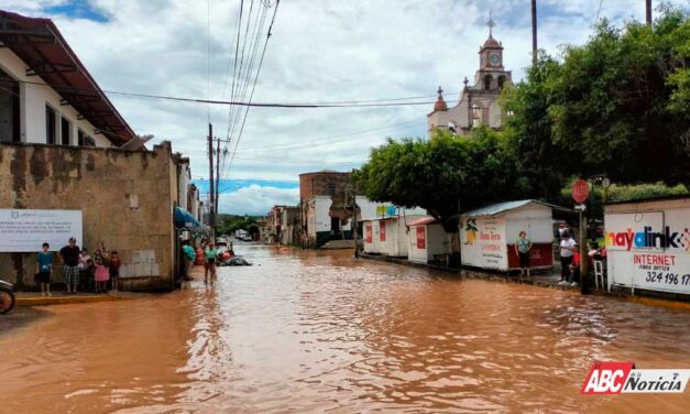 Se desborda río en Ahuacatlán; autoridades atienden a familias afectadas
