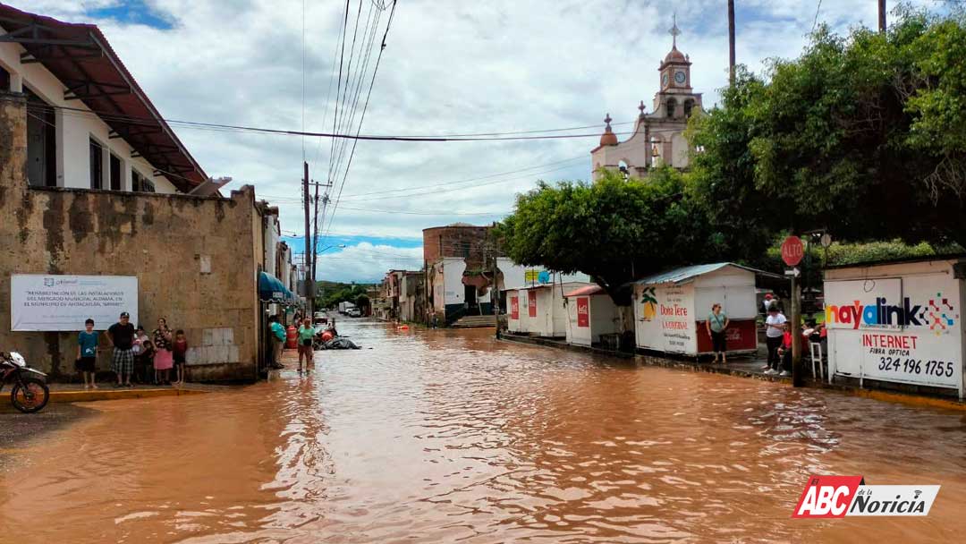 Se desborda río en Ahuacatlán; autoridades atienden a familias afectadas