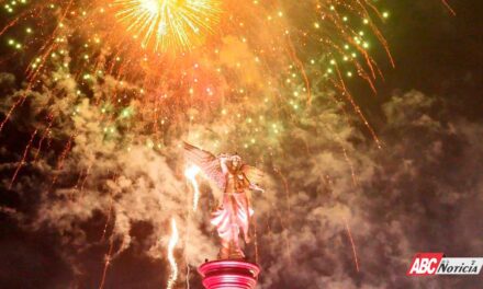 Ante miles de tepicenses entregó Geraldine el Ángel de la Independencia