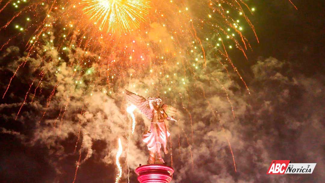 Ante miles de tepicenses entregó Geraldine el Ángel de la Independencia