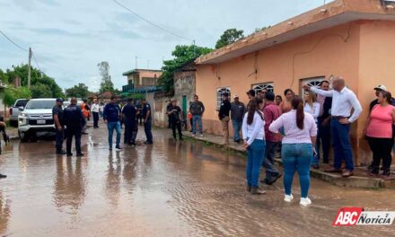 Autoridades atienden de inmediato a familias afectadas por desbordamiento de ríos en Acaponeta