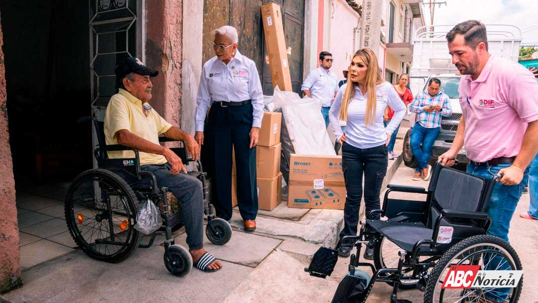 Beatriz Estrada entrega apoyos a familias afectadas por inundaciones en Tepic