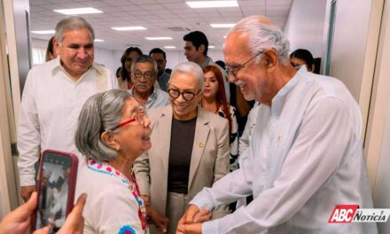 Beatriz Estrada y Miguel Ángel Navarro entregan esperanza con aparatos auditivos