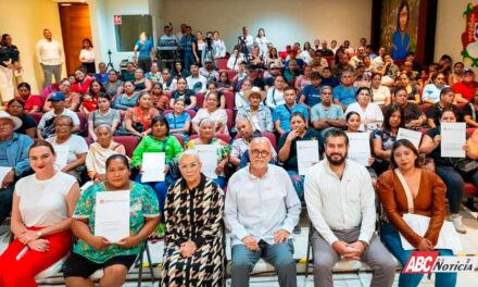 Entrega Gobernador Navarro escrituras y apoyos sociales a familias nayaritas