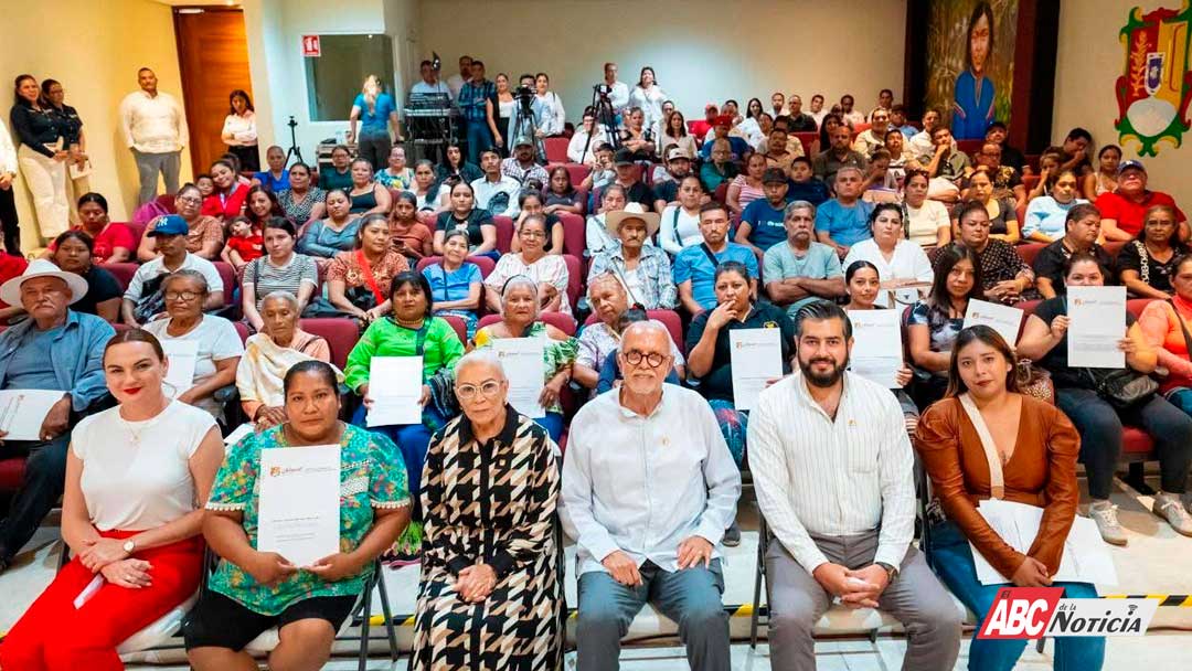 Entrega Gobernador Navarro escrituras y apoyos sociales a familias nayaritas