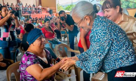 Familias de Ahuacatlán agradecen a Beatriz Estrada por fortalecer su alimentación