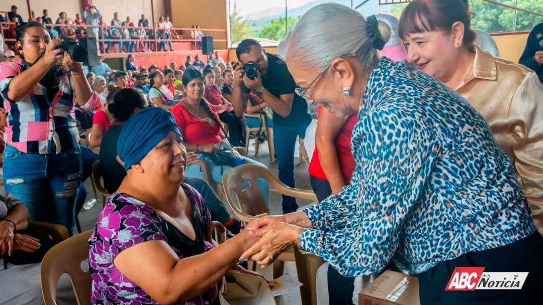 Familias de Ahuacatlán agradecen a Beatriz Estrada por fortalecer su alimentación
