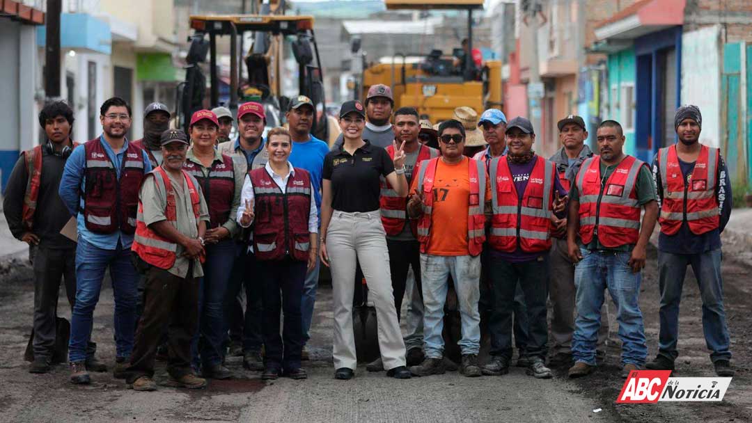 Geraldine Ponce supervisa trabajos de pavimentación en la calle Churubusco