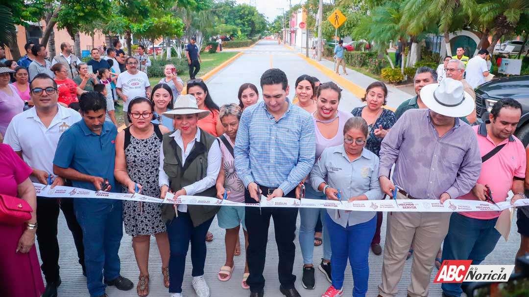 Héctor Santana entrega la primera etapa de la Avenida México en Valle Dorado