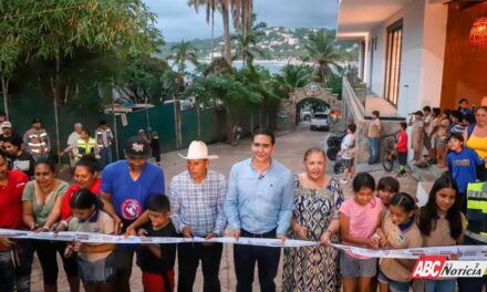 Héctor Santana inaugura la calle Niños Héroes