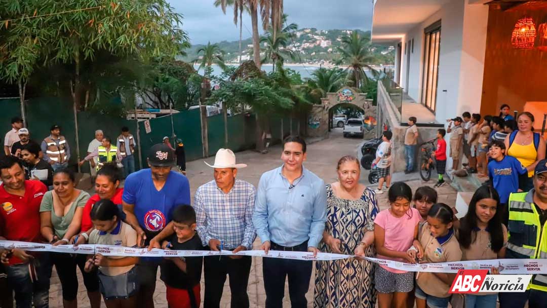 Héctor Santana inaugura la calle Niños Héroes