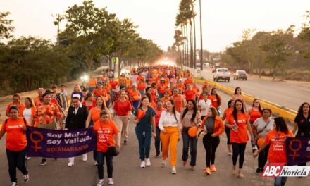 Bahía de Banderas conmemoró el 25N con una marcha histórica y la develación de la escultura “La Mujer de la Justicia”
