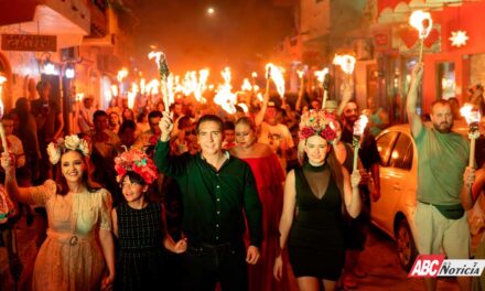 Con música, color y tradición, Héctor Santana encabeza emotiva procesión en Sayulita