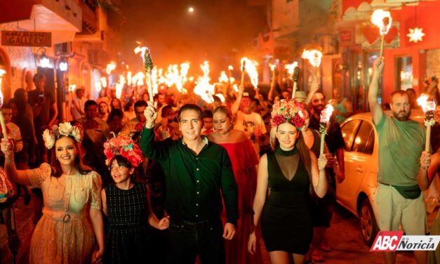 Con música, color y tradición, Héctor Santana encabeza emotiva procesión en Sayulita