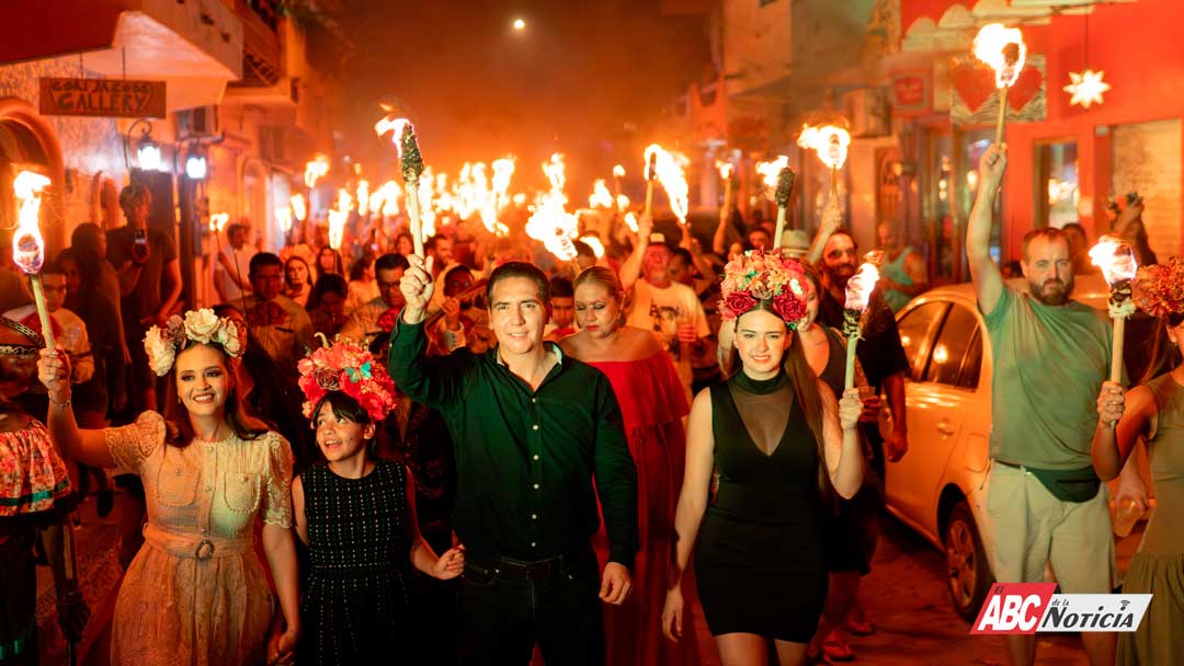 Con música, color y tradición, Héctor Santana encabeza emotiva procesión en Sayulita