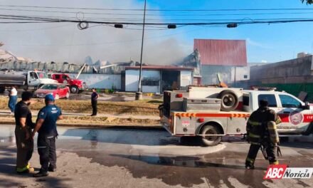 Gobierno de Bahía de Banderas envía apoyo inmediato a Puerto Vallarta tras incendio en Bodega Aurrera de Ixtapa