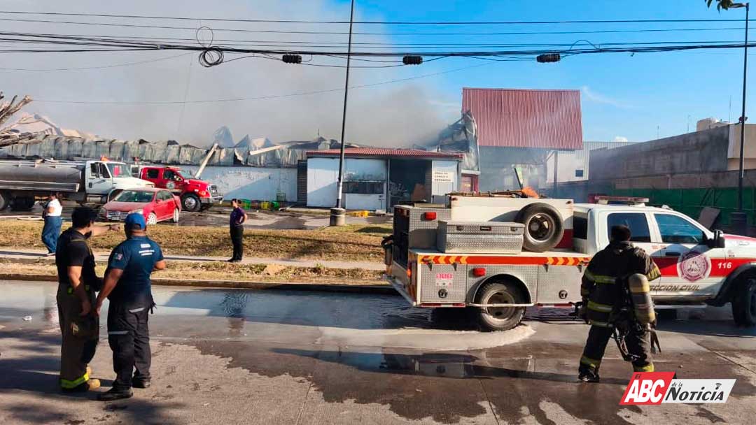 Gobierno de Bahía de Banderas envía apoyo inmediato a Puerto Vallarta tras incendio en Bodega Aurrera de Ixtapa