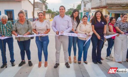 Héctor Santana inaugura la Calle Primero de Mayo en San Juan de Abajo