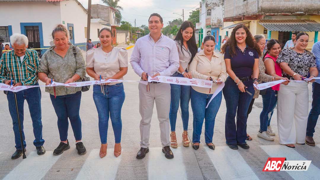 Héctor Santana inaugura la Calle Primero de Mayo en San Juan de Abajo