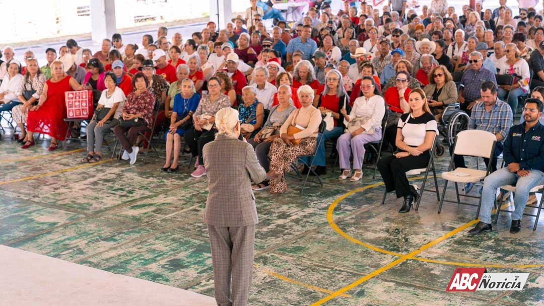 Acerca Beatriz Estrada la magia de la Navidad a clubes de la tercera edad