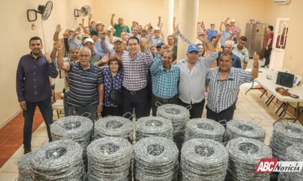 Fortalece Héctor Santana al sector ejidal con la entrega de rollos de alambre
