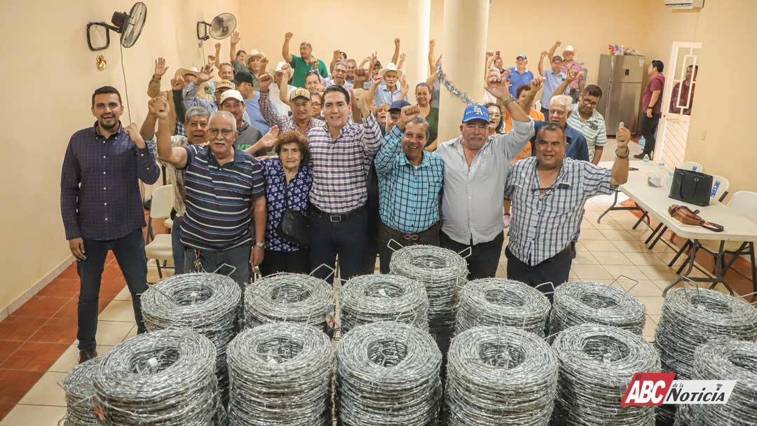 Fortalece Héctor Santana al sector ejidal con la entrega de rollos de alambre