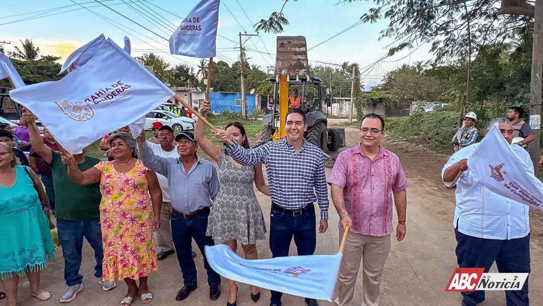 Héctor Santana da arranque de obra en la calle Josefa Ortiz de Domínguez en Mezcalitos