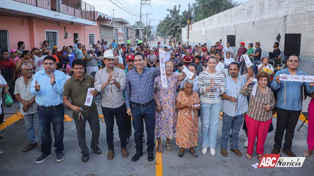 Héctor Santana entrega la primera etapa de la Calle Benito Juárez en El Porvenir