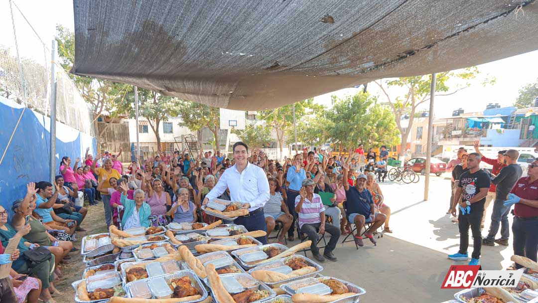 Héctor Santana entregó más de mil cenas navideñas a familias de Bahía de Banderas