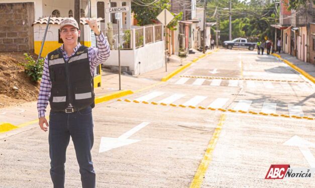 Inaugura Héctor Santana la Calle Laureles del Indio en Bucerías
