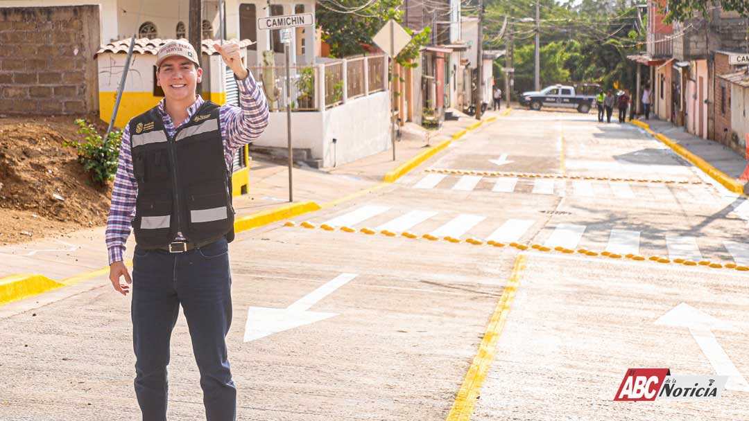 Inaugura Héctor Santana la Calle Laureles del Indio en Bucerías