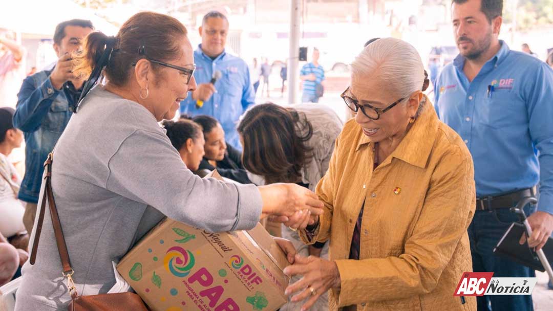 Beatriz Estrada acerca apoyos y servicios a familias de la colonia El Rodeo