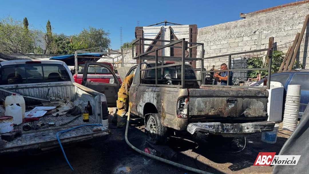 Bomberos Estatales sofocan incendio de carro en Jala