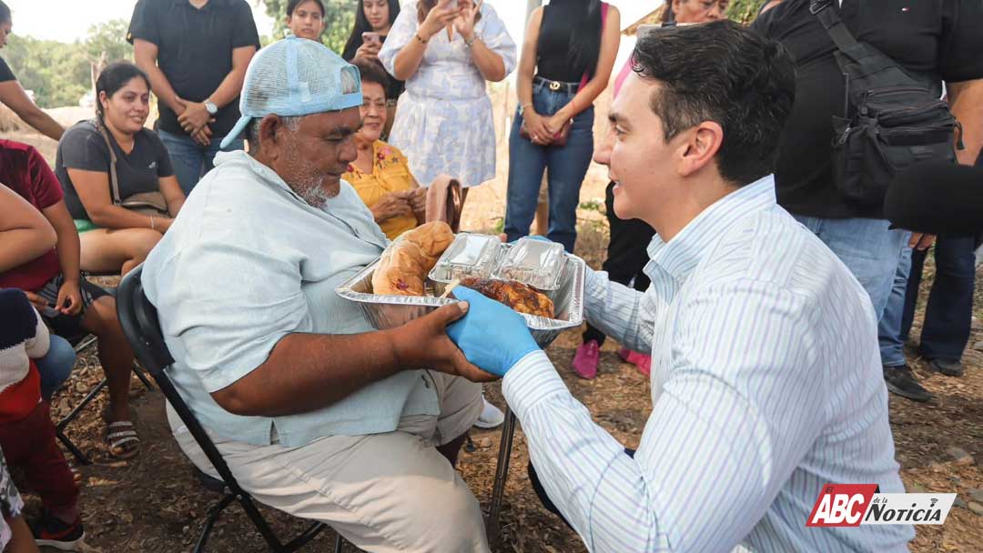 Héctor Santana entrega miles de Cenas de Fin de Año a familias de Bahía de Banderas