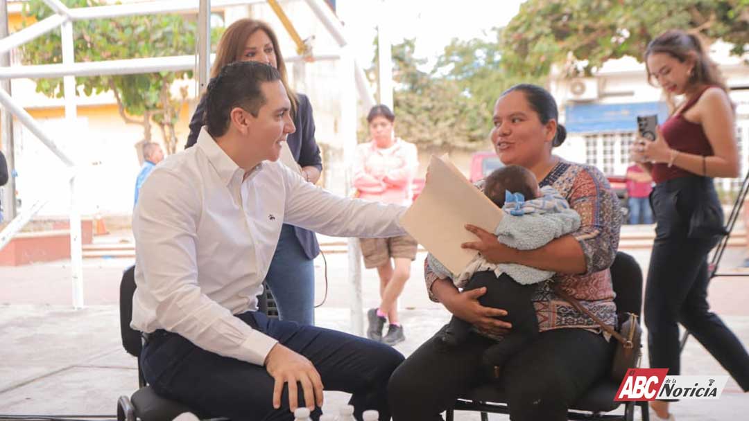 Héctor Santana escucha de frente a vecinos de la colonia Las Brisas en Bucerías